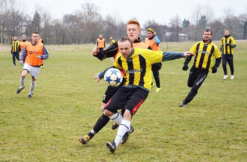 LKS Skołoszów (czarno-żółte koszulki) pokonał w sparingu Santos Piwoda 4:1. Na pierwszym planie grający trener Skołoszowa Rajmund Gorczyca.<br/>fot.Adrianna Popkiewicz