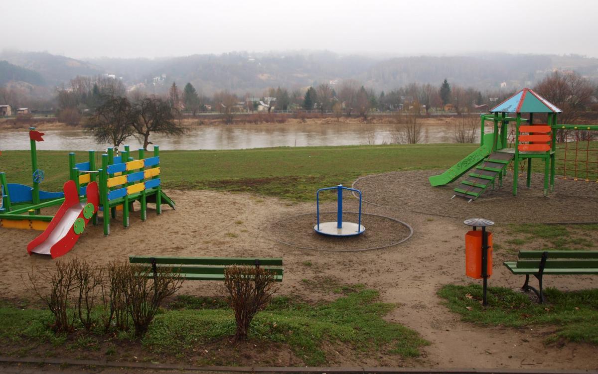 W tym miejscu, vis-á-vis osiedla Kmiecie ma powstać park rekreacyjno-sportowy. Jak będzie wyglądać, będzie wiadomo pod koniec kwietnia br. Plac zabaw już jest.<br/>fot.Mariusz Godos