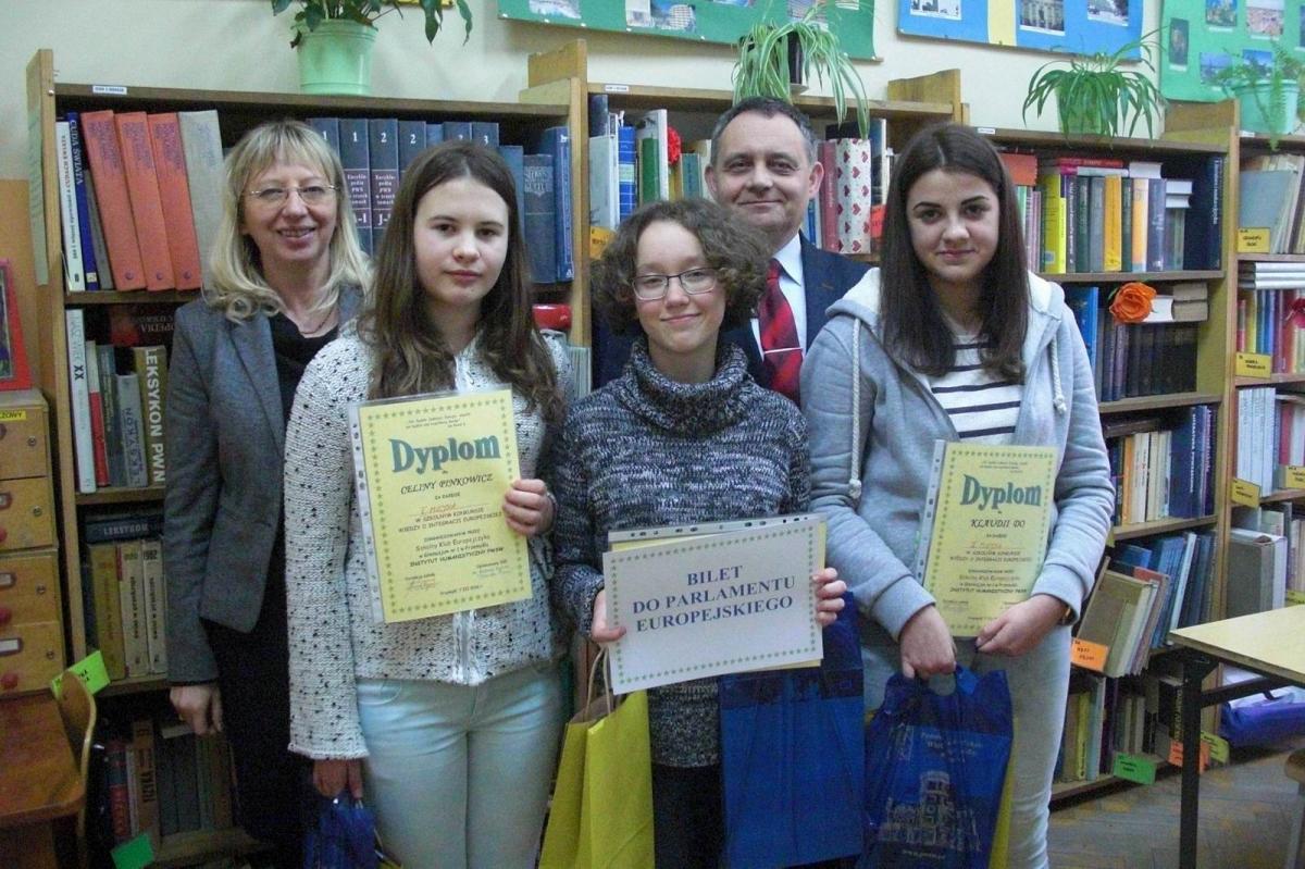 Dr Elżbieta Dybek, Celina Pińkowicz, Magdalena Opałka, mgr Bogusław Klisowski, Klaudia Do.<br/>fot.archiwum organizatora