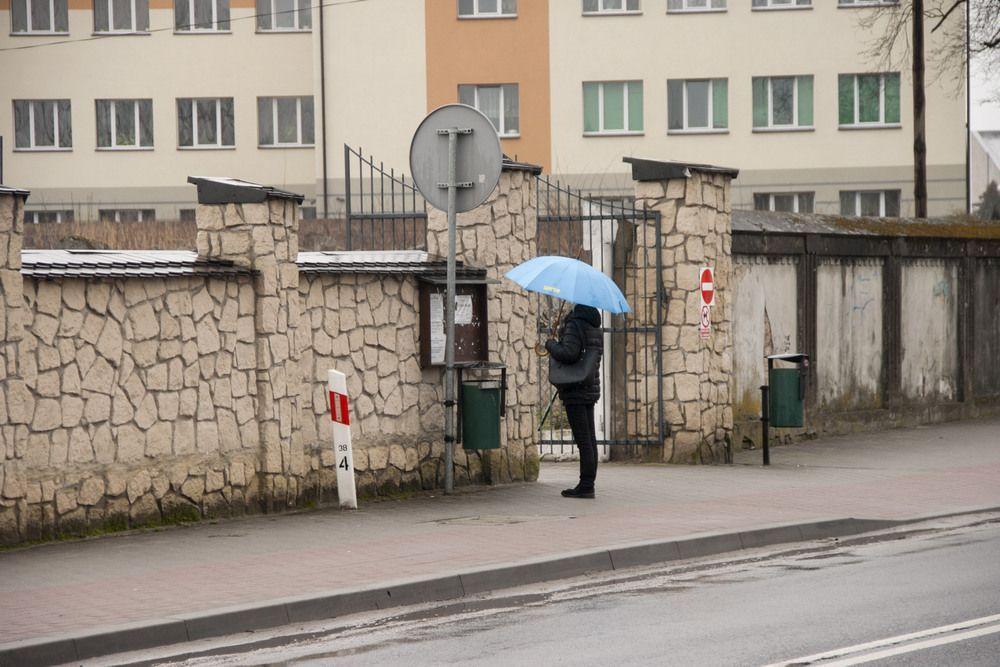 Czy zmiana położenia tablicy z nekrologami, która wzbudza ciekawość kierowców i każe im się zatrzymywać na podwójnej ciągłej, poprawi bezpieczeństwo na drodze w tym miejscu? 
<br/>fot.Marcin Materniak
