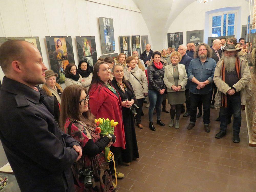 W wernisażu, poza licznie zgromadzoną publicznością, uczestniczyły również modelki.<br/>fot.Barbara Chmura
