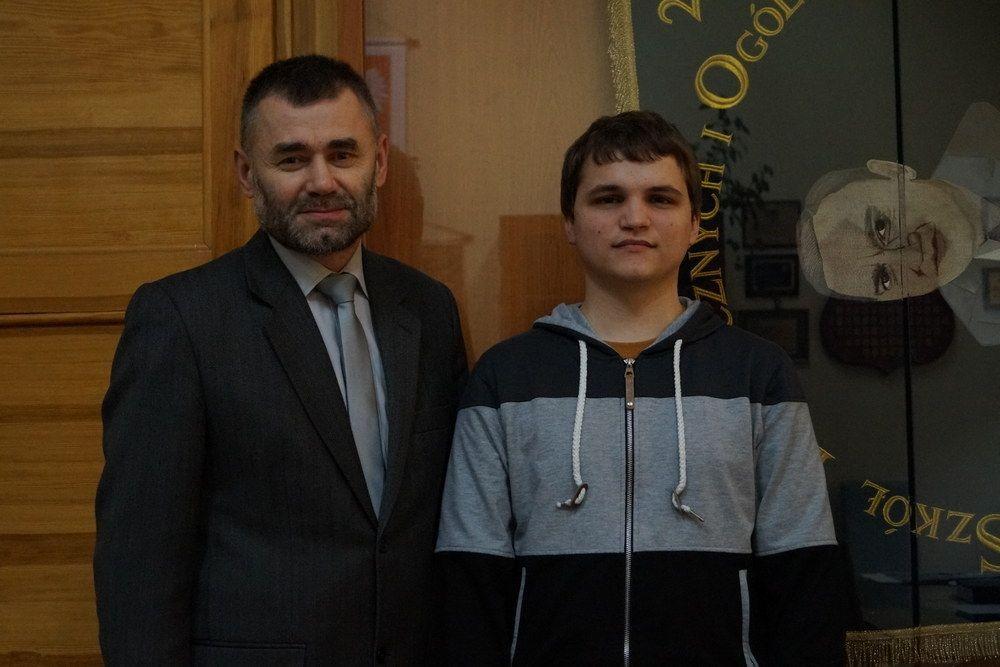– Wykonanie jednego dobrego zdjęcia zajmuje nawet kilka godzin – mówi Gabriel Porczak w towarzystwie dyrektora.<br/>fot.Bogusława Pajda