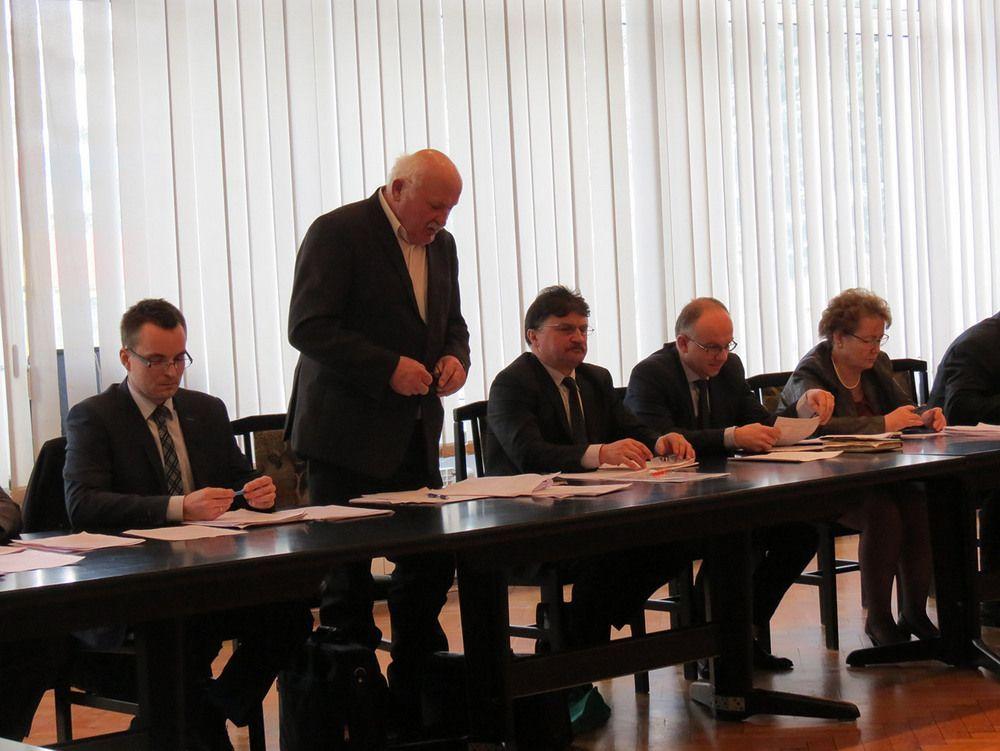 Przewodniczący Komisji Rolnictwa, Ochrony Środowiska, Rodziny i Pomocy Społecznej Stanisław Tompalski przyznał, że nie odbyła ona dotychczas posiedzenia w sprawie raportu.<br/>fot.Barbara Chmura