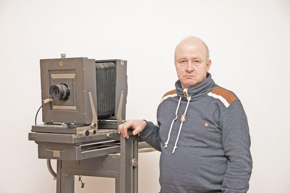 Janusz Zając wciąż docenia urok fotografii analogowej.<br/>fot.Marcin Materniak