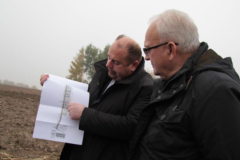 Burmistrz Waldemar Paluch przekazuje wykonawcy teren pod budowę cmentarza. Rozpoczęcie tej inwestycji to jedno z ważniejszych zrealizowanych zadań.  <br/>fot.Roman Kijanka