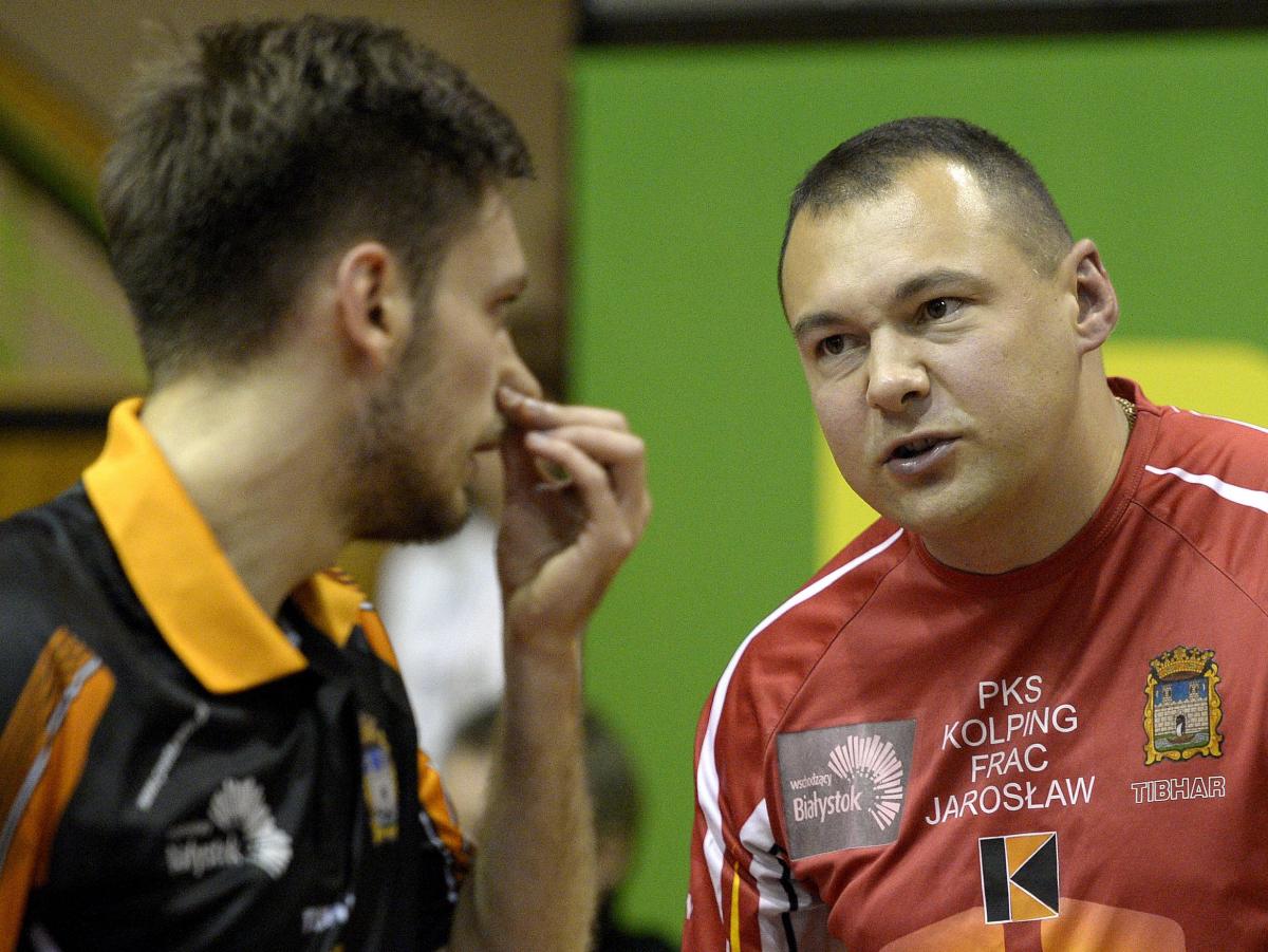 Robert Floras (z lewej, w rozmowie z trenerem Kamilem Dziukiewiczem) wygraną z Pawłem Chmielem zapewnił Kolpingowi FRAC triumf w Bytomiu.<br/>fot.zbiory własne