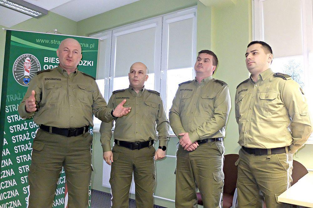 O sytuacji na zewnętrznych, głównie południowych granicach Unii opowiadali funkcjonariusze BiOSG. Od lewej: mjr Jerzy Ostrowski, mjr Grzegorz Karwowski, chor.  Marcin Pojnar i chor. Piotr Zakielarz.<br/>fot.Jacek Szwic