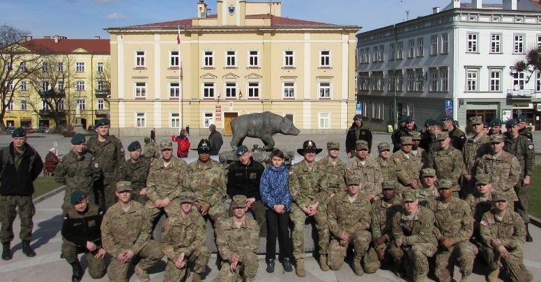 Pamiątkowe zdjęcie przy przemyskiej fontannie.<br/>fot.www.5bsp.wp.mil.pl sierż Andrzej Chruszcz