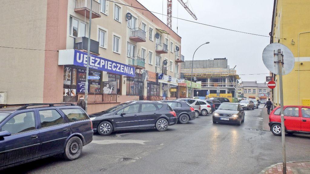 Ulica Żeromskiego jest pierwszą w Lubaczowie, którą obejmie strefa płatnego parkowania.<br/>fot.Tomasz Mielnik
