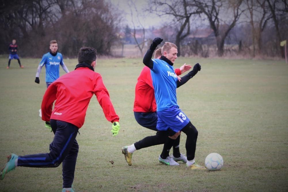 W meczu KS Wiązownica (czerwone stroje) z Polonią Przemyśl padł remis 1:1.<br/>fot.Natalia Styś