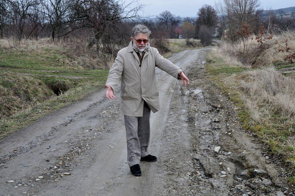 – Po każdym deszczu droga jest w coraz gorszym stanie – pokazuje Grzegorz Kargól.<br/>fot.Paweł Bugira