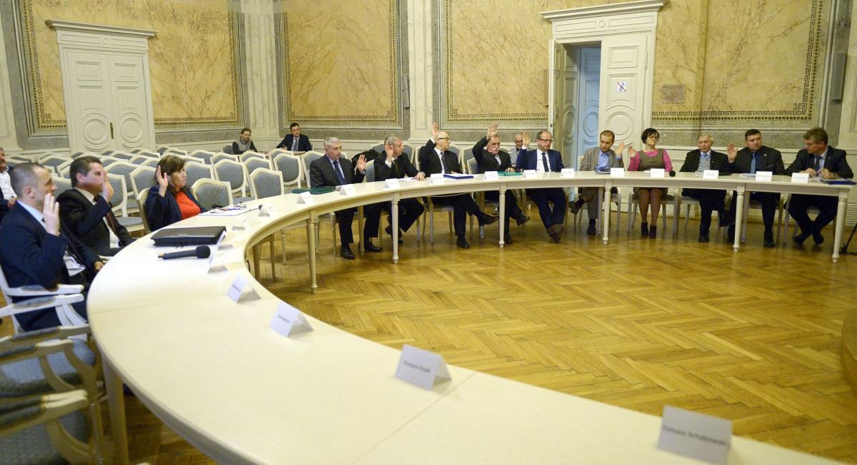 Za wyrażeniem zgody na odwołanie Grażyny Stojak ze stanowiska Podkarpackiego Wojewódzkiego Konserwatora Zabytków  w Przemyślu głosowało 13 radnych. 8 z PiS-u i 4 z Porozumienia dla Przemyśla.<br/>fot.zbiory własne