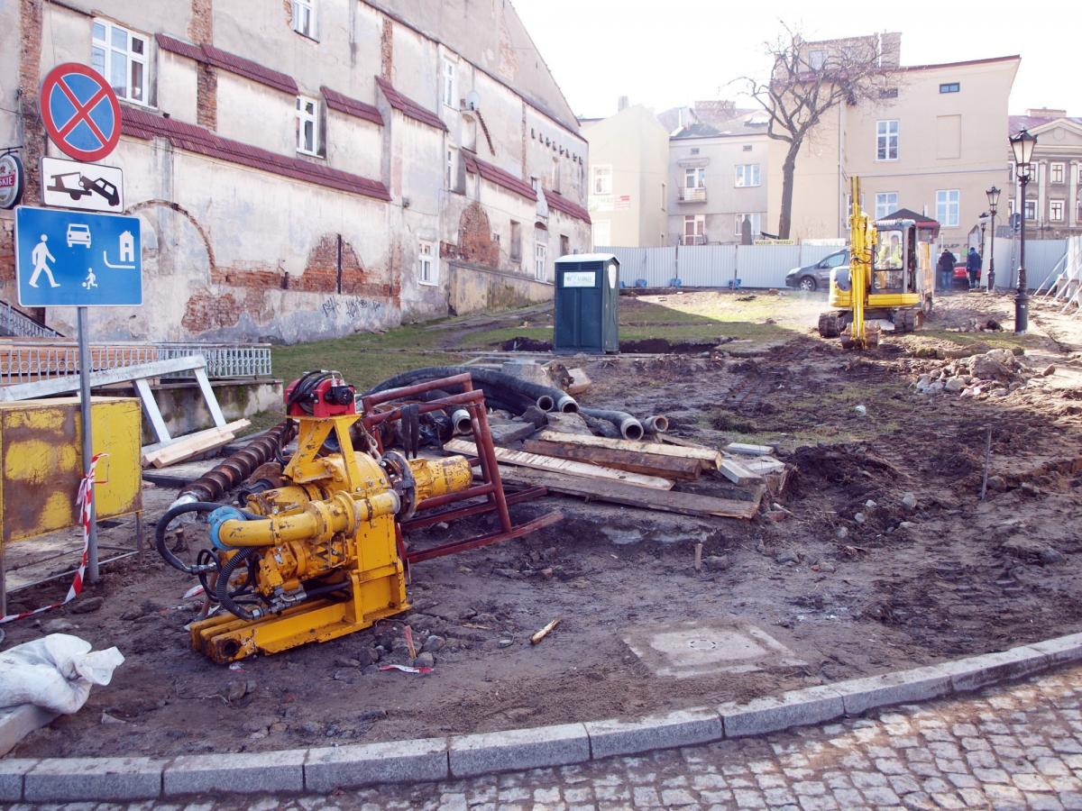 Przy ulicy Fredry od kilku dni trwają prace remontowo-budowlane. Powstanie tam budynek mieszkalny.<br/>fot.Mariusz Godos