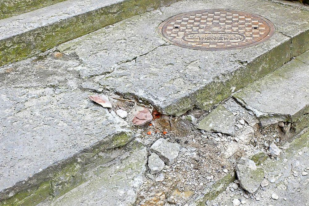 Na ulicy Osińskich czai się pułapka na pieszych.<br/>fot.Jacek Szwic