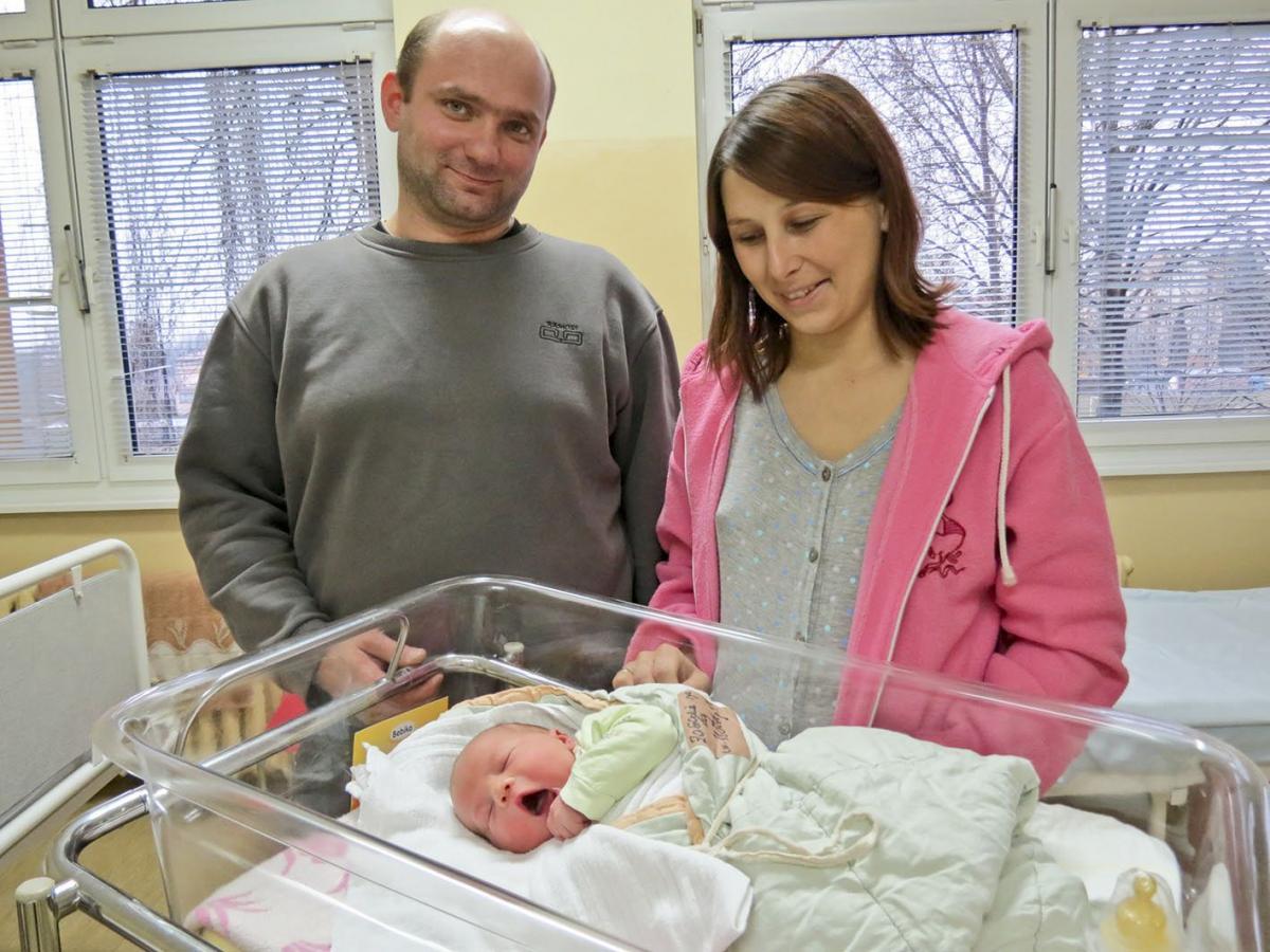 Aleksander słodko ziewa i układa się do snu w towarzystwie mamy Ewy i taty Łukasza.<br/>fot.Barbara Chmura
