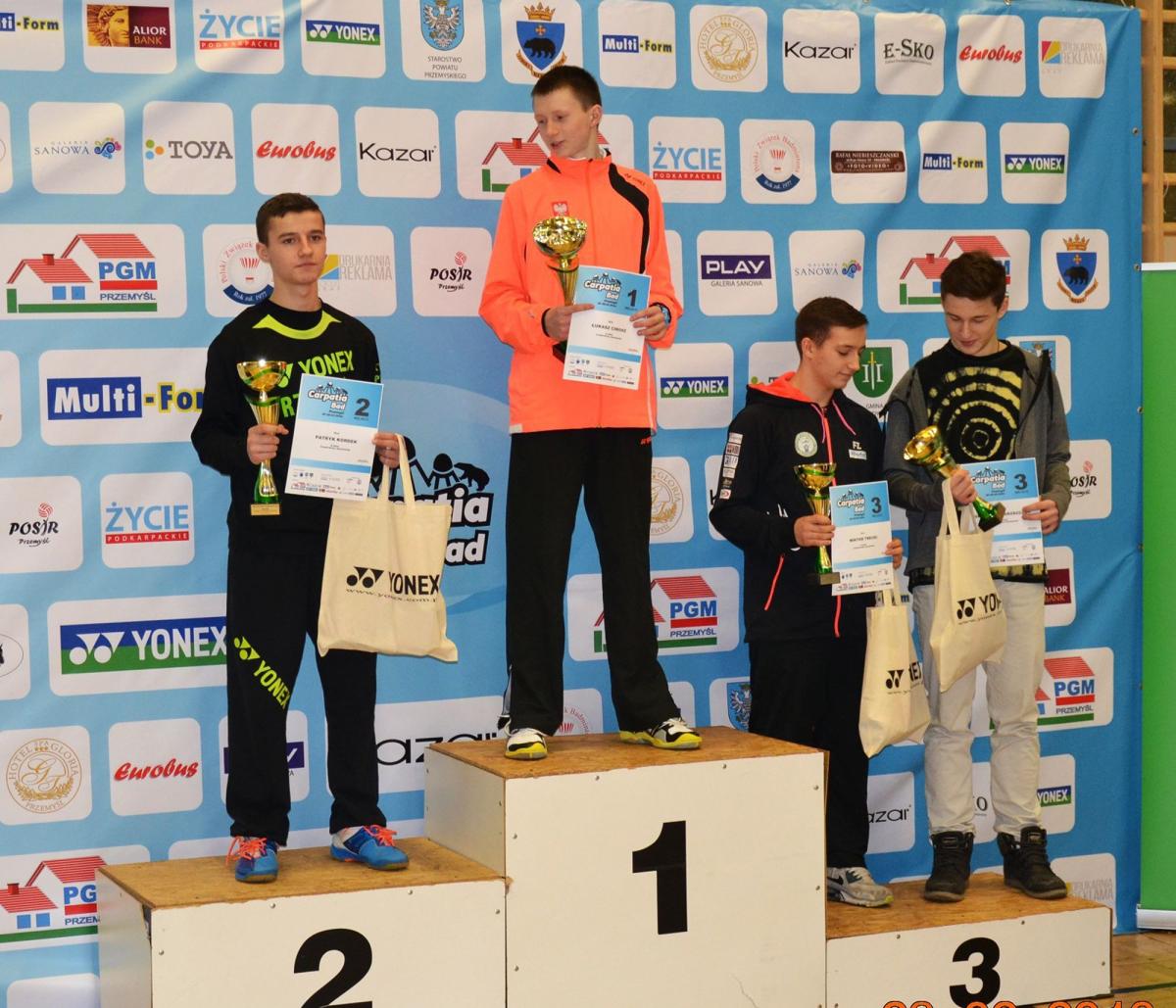 Podium gry pojedynczej w kat. młodzików. 2 z lewej Patryk Kordek z UKS \\\