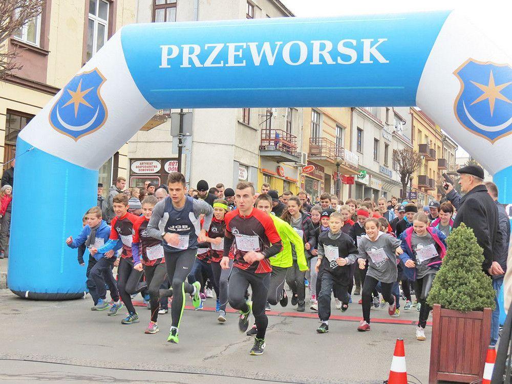 Start biegu na 1963 m. Uczestnicy dwukrotnie okrążali Rynek.<br/>fot.Barbara Chmura
