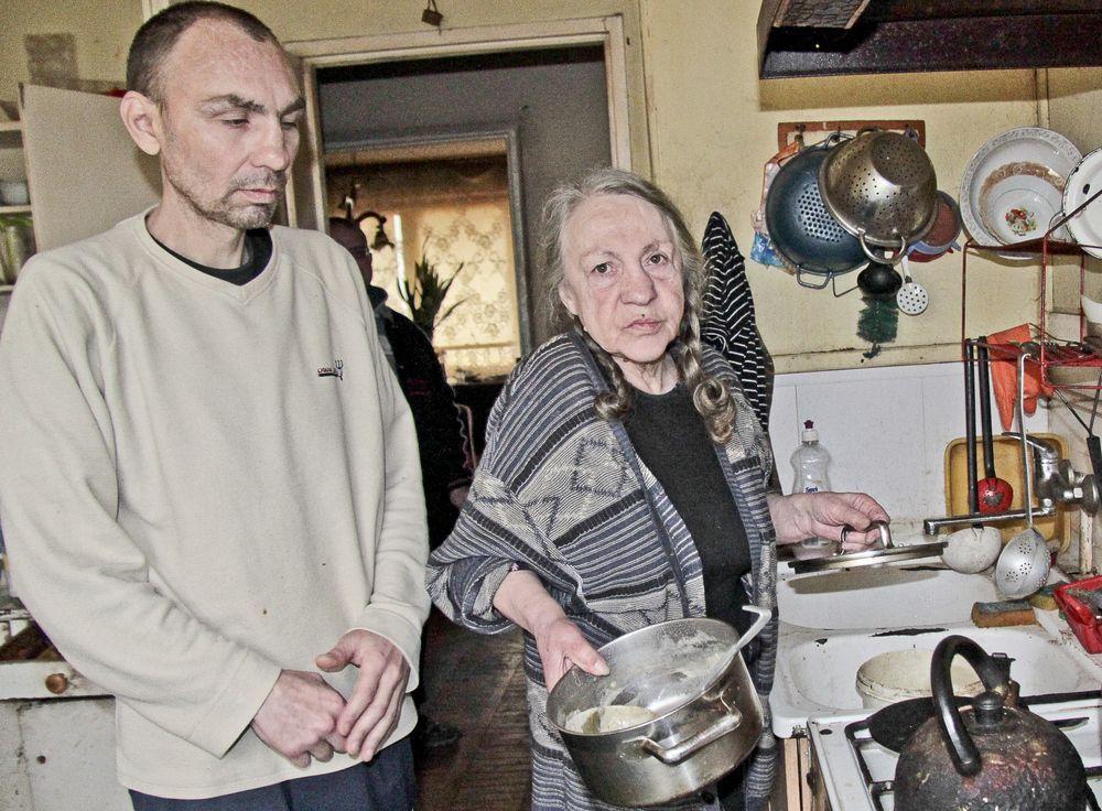 – Puste garnki. To mamy najczęściej – mówi pani Danuta. Na zdjęciu z synem.<br/>fot.Bogusława Pajda
