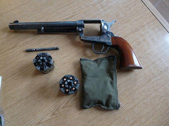 Zabezpieczona broń i amunicja.<br/>fot.serwis policji