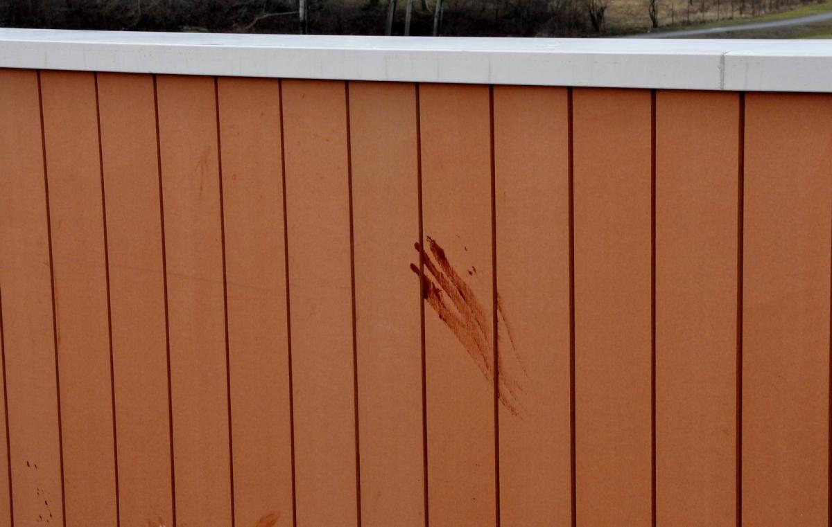 Ślady na balustradzie kładki.<br/>fot.Paweł Bugira