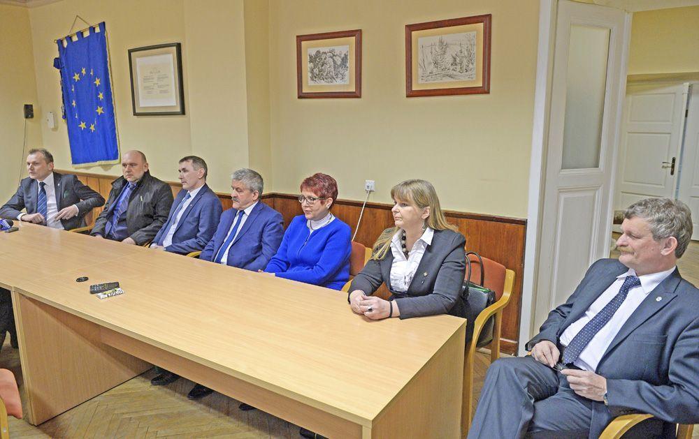 Grupa radnych, która opuściła salę obrad na znak protestu przeciwko planom odwołania Grażyny Stojak (druga z prawej) ze stanowiska Wojewódzkiego Podkarpackiego Konserwatora Zabytków.<br/>fot.zbiory własne