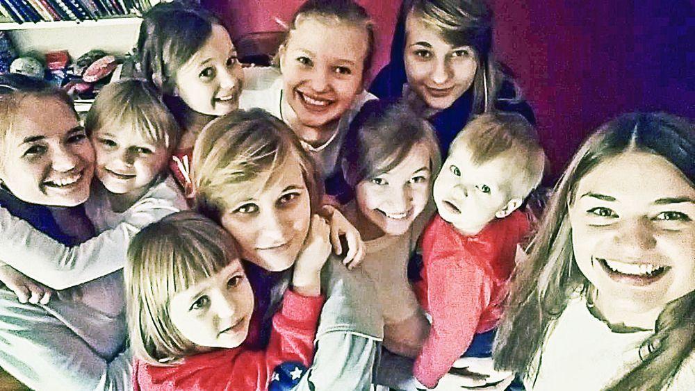 Dziewięć córek i „jedynak” państwa Szumadów.