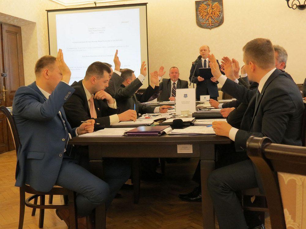 Radni przyjęli Strategię Rozwoju Miasta Przeworska na lata 2015 – 2022 niejednogłośnie, 11 radnych było za, 3 wstrzymało się od głosu.<br/>fot.Barbara Chmura