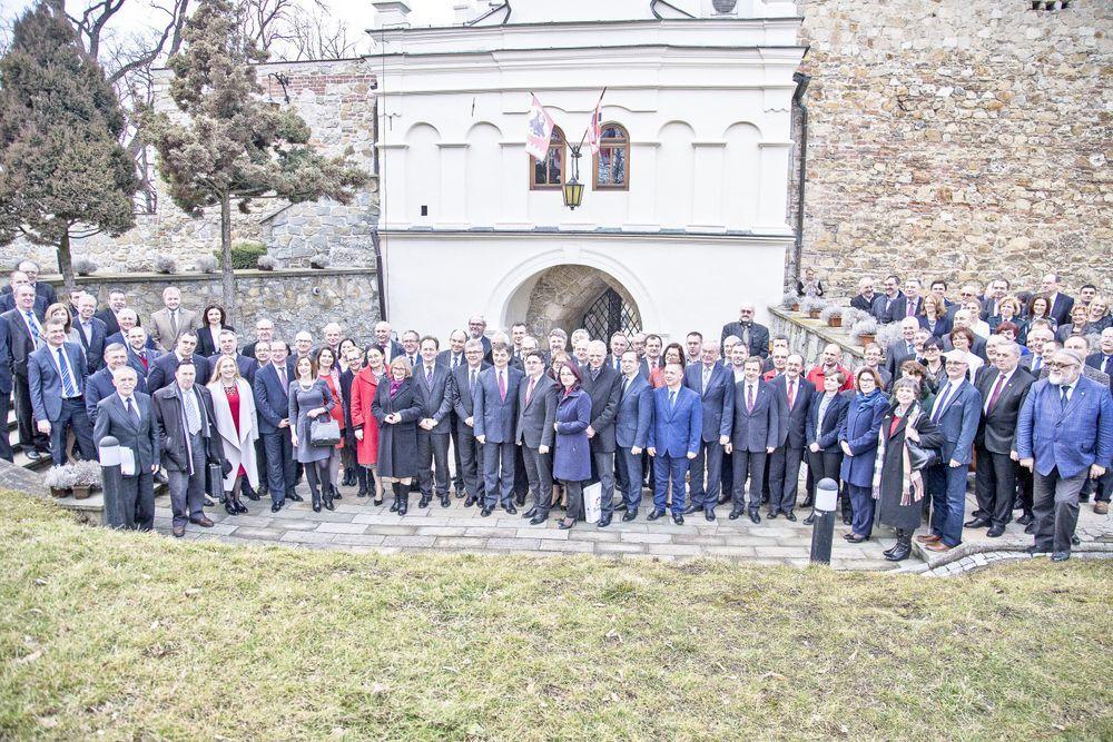 Konferencja była okazją do spotkania wielu znakomitych gości  z kraju i z zagranicy oraz dyskusji na temat europejskiego bezpieczeństwa i możliwych form współpracy krajów obszaru karpackiego.<br/>fot.Kamil Jacek Zarański