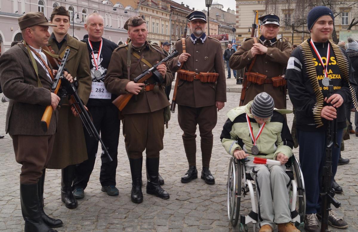 Wspólne zdjęcie uczestników z grupą rekonstrukcyjną.<br/>fot.Bogusława Pajda