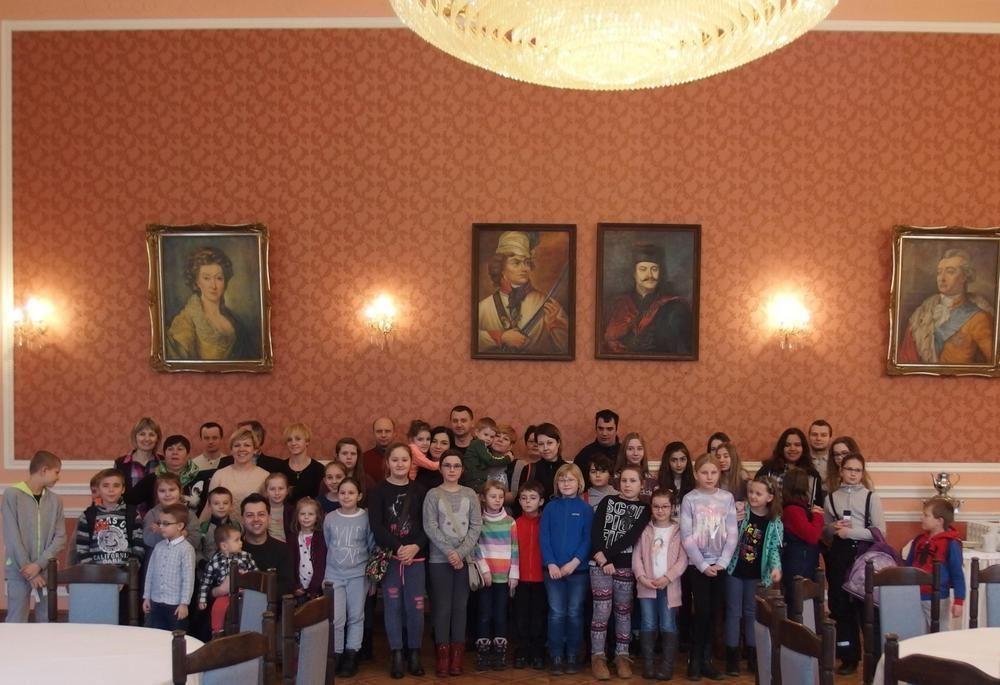 Uczestnicy wycieczki we wnętrzach pałacu w Sieniawie.<br/>fot.Zbiory M. Szewczyka