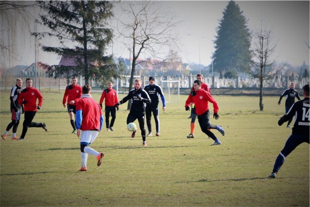 W Wiązownicy IV-ligowy miejscowy Klub Sportowy zremisował z III-ligowym Sokołem Sieniawa (ciemne stroje).<br/>fot.Natalia Styś