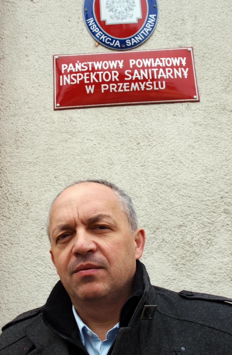 – Powiem, że nie jest aż tak źle. Średnia dzienna zapadalność wynosi u nas 9,8 procent, w tym samym okresie średnia dzienna zapadalność w całym województwie podkarpackim wynosiła 56,34 procent, a w Polsce 78,95 procent – uspokaja Państwowy Powiatowy Inspektor Sanitarny w Przemyślu Adam Sidor.<br/>fo