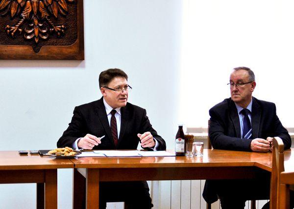 Członek zarządu województwa podkarpackiego Lucjan Kuźniar (z lewej) poinformował, że w 2017 r. planowane jest rozpoczęcie budowy obwodnicy Narola. Obok burmistrz miasta i gminy Narol Stanisław Woś.<br/>fot.Robert Pinkowicz