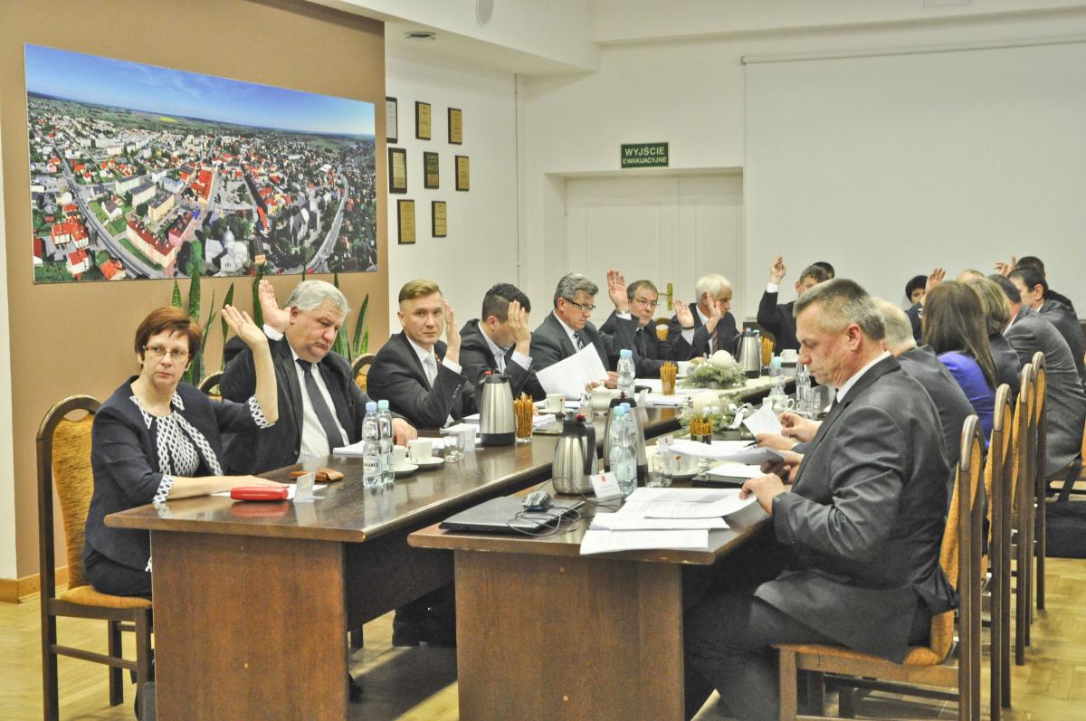 Spośród 14 radnych obecnych na sesji budżetowej 13 poparło uchwałę, a 1 wstrzymał się od głosu.<br/>fot.Paweł Bugira
