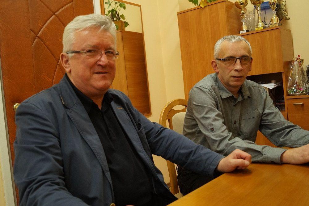 A. Kroczek (po prawej), dyrektor ZSO oraz jego zastępca T. Kulesza mają plan na rozwój swojej placówki.<br/>fot.Bogusława Pajda