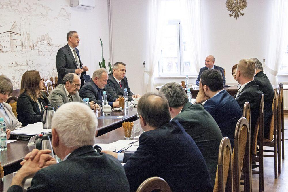 Radni zgłosili wiele uwag w sprawie infrastruktury. Spostrzeżeniom przysłuchiwali się poseł Andrzej Matusiewicz i sekretarz Przeworska Dorota Kozek.<br/>fot.Marcin Materniak
