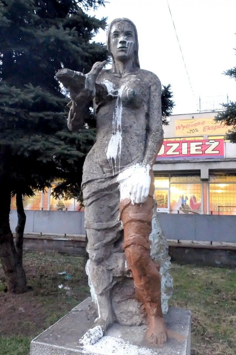 Zeszpecona rzeźba przy ulicy 3 Maja.