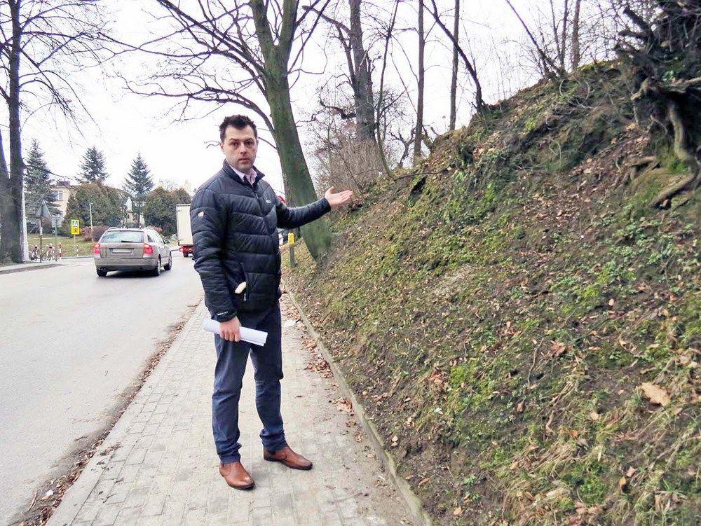 Radny Maciej Szewczyk uważa, że lustro powinno być ustawione na skarpie, aby kierowcy wyjeżdżający z osiedla widzieli auta jadące drogą jednokierunkową.<br/>fot.Barbara Chmura