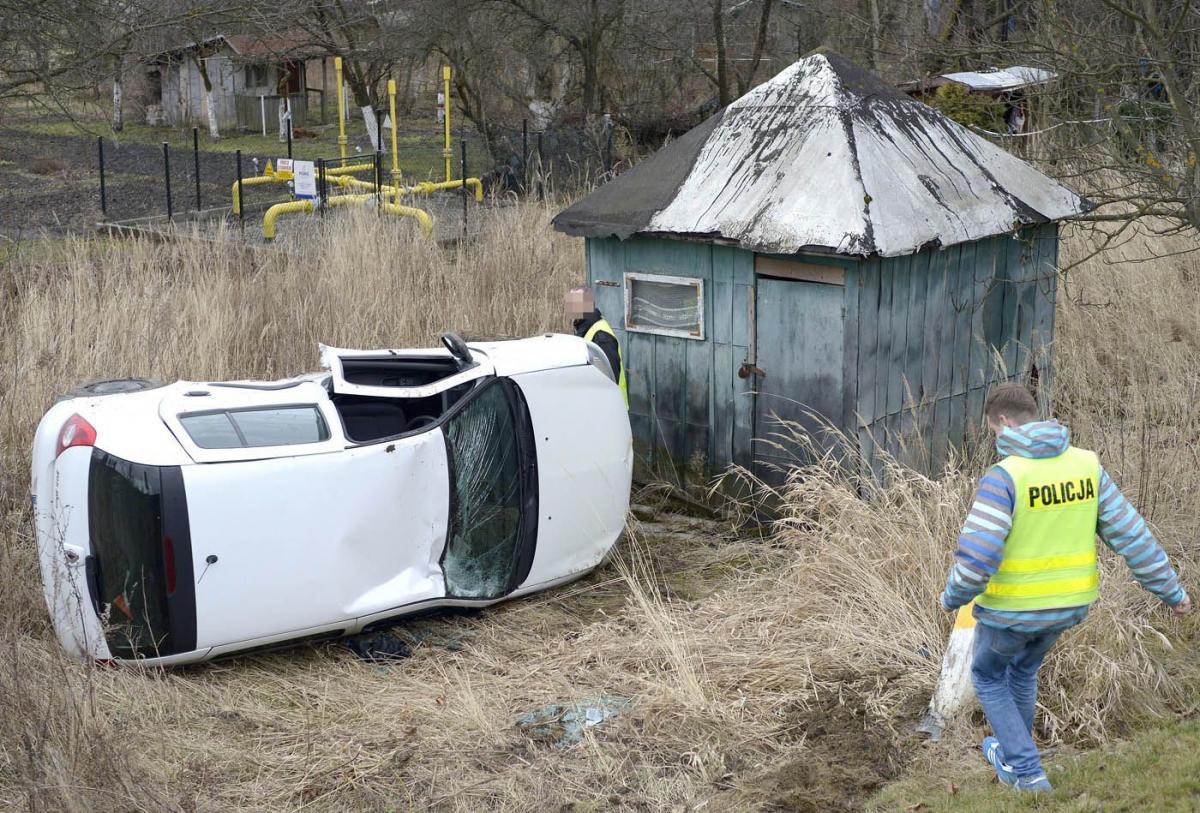 Renault clio wypadł z drogi i utkwił na działce.<br/>fot.zbiory własne