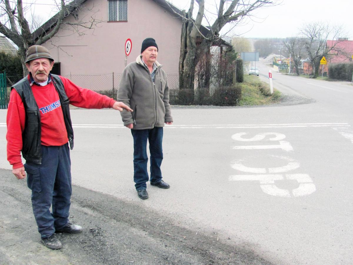 – Tu musi być rondo. Jest znak „Stop”, ale niektórzy nie zwracają na niego uwagi – przekonująAntoni Cicirko i Andrzej Prostak.<br/>fot.Seweryn Pieniążek