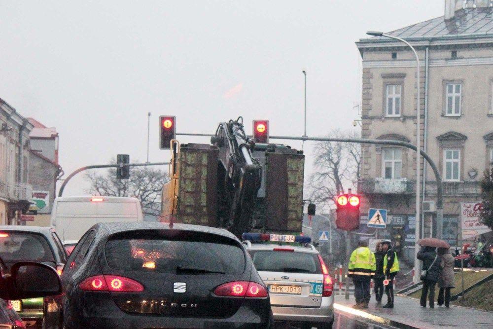 Ciągnik z przyczepą do przewozu ciężkiego sprzętu skutecznie przyblokował wjazd na skrzyżowanie.
 
<br/>fot.Roman Kijanka