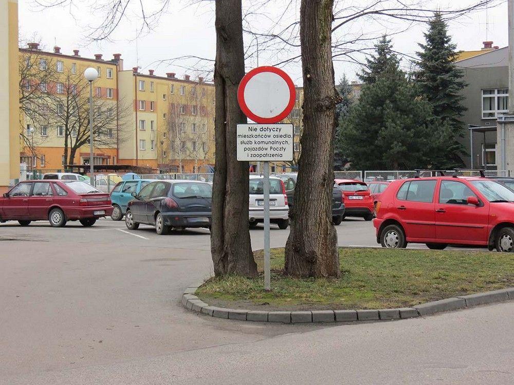 Na osiedlu przy ul. Jagiellońskiej parkuje wielu kierowców, ponieważ jest blisko m.in. do starostwa powiatowego.<br/>fot.Barbara Chmura
