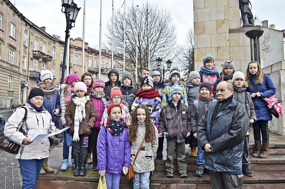 Wyjeżdżający w pełnej gotowości – zbiórka pod pomnikiem Orląt Przemyskich.<br/>fot.Aleksandra Białoń