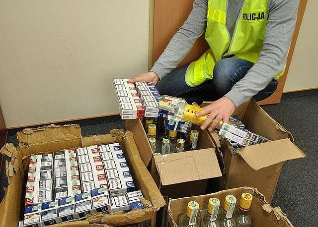 Ujawnione przez funkcjonariuszy papierosy i alkohol bez polskich znaków akcyzy.<br/>fot.archiwum KPP Jarosław