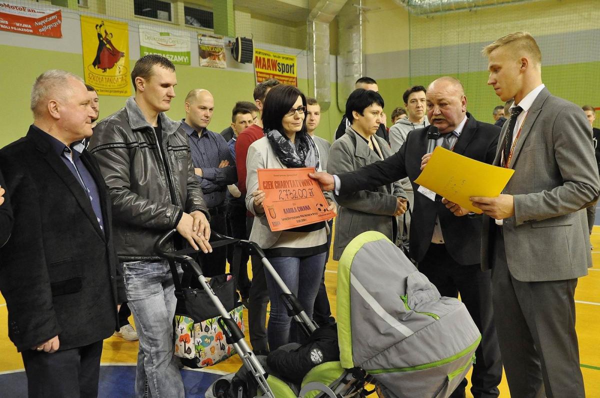 Oficjalne wręczenie zebranej gotówki i symbolicznych czeków.<br/>fot.Paweł Bugira