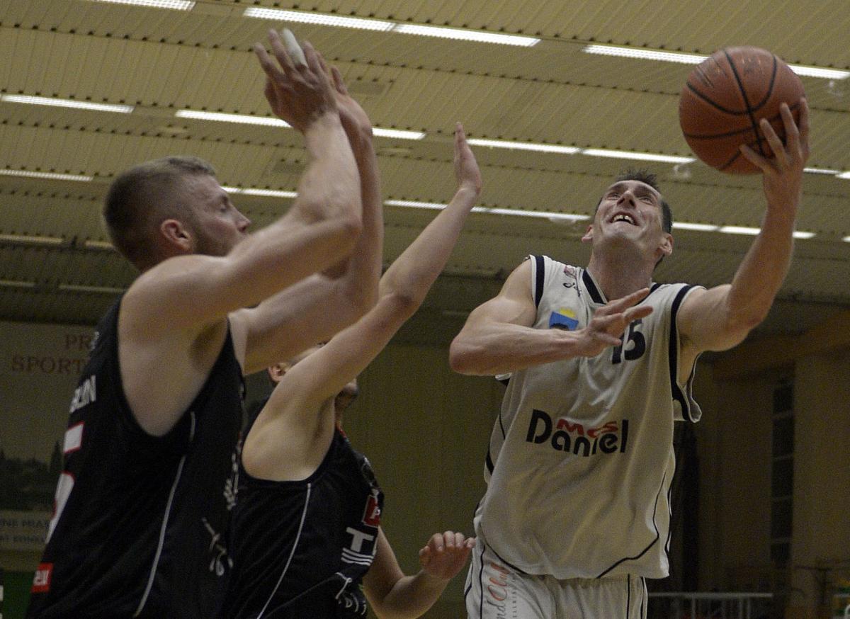Artur Mikołajko (z prawej) zanotował kolejne w sezonie double-double (12 pkt; 15 zbiórek).<br/>fot.zbiory własne