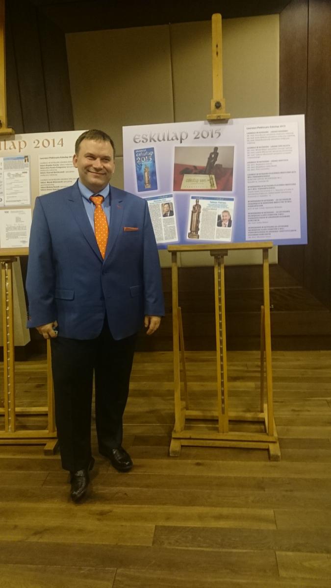 – Realizujemy hasło, że najistotniejsze w naszej pracy jest zrozumienie potrzeb pacjenta, wrażliwość na ludzkie problemy. Cieszymy się, że przychodzą do nas, zaufali nam – uważa lek. med. Paweł Brzozowski z przychodni „MedicDor” w Sieniawie.<br/>fot.ze zbiorów Pawła Brzozowskiego