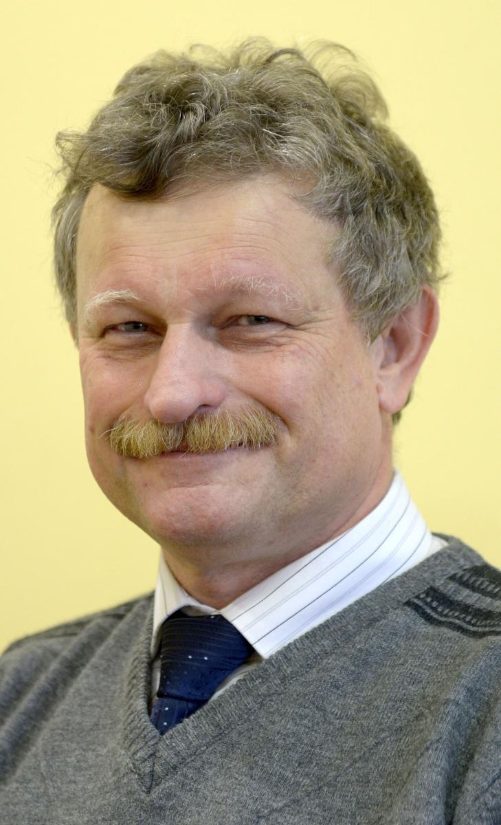 – Na razie patrzę na to wszystko z niedowierzaniem i milczę. Być może oddam sprawę do sądu. To przedziwna sytuacja – twierdzi wybrany w konkursie na prezesa Polskiego Radia Rzeszów Jerzy Krużel, który jednak nigdy nie objął funkcji, mimo że jego kandydatura została zaaprobowana przez Krajową Radę Ra