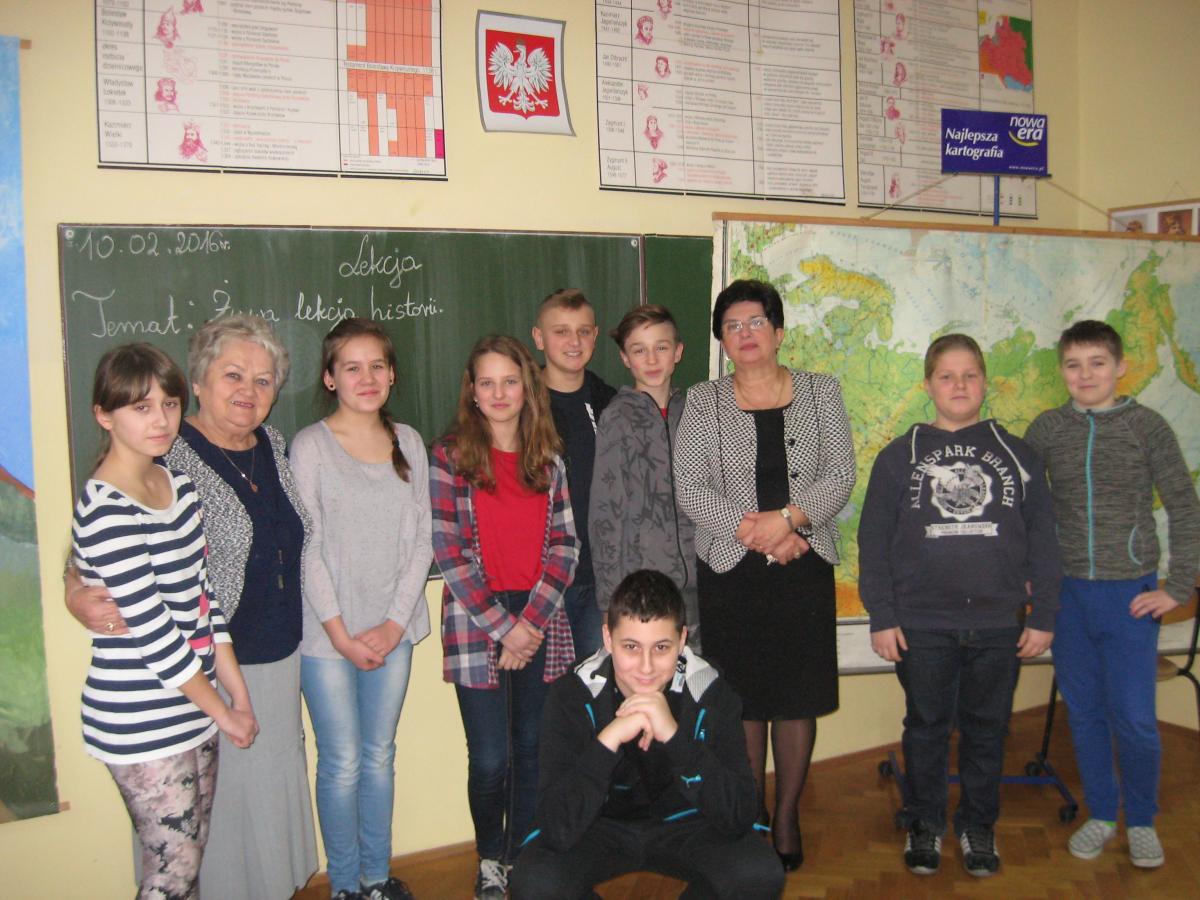Prezes Związku Sybiraków III RP Krystyna Zwierkowska (druga z lewej) w towarzystwie uczniów z SP w Buszkowicach.<br/>fot.ze zbiorów własnych