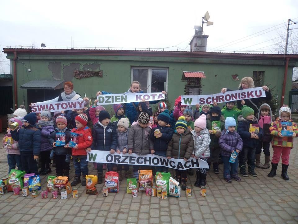 Przedszkolaki z Żurawicy w schronisku w Orzechowcach. <br/>fot.archiwum
